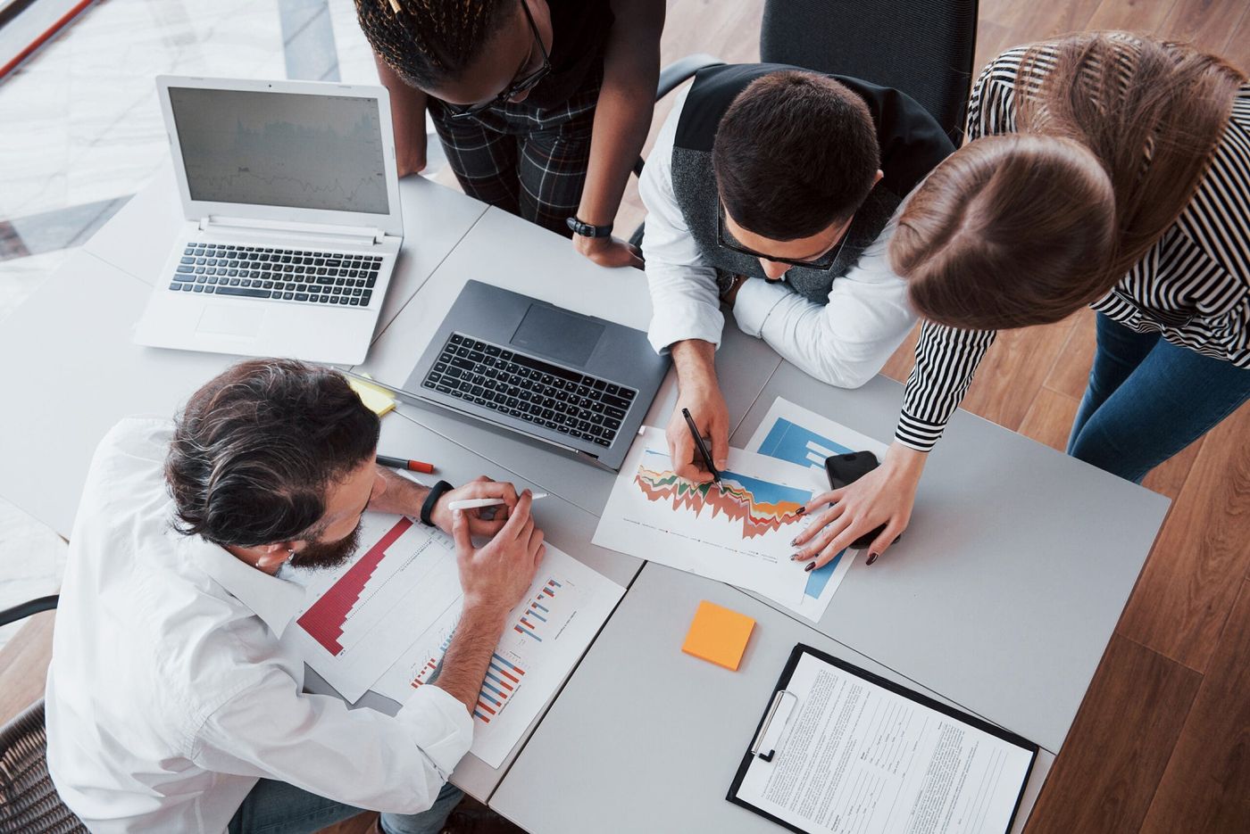 Entrepreneurs préparant la création de leur SARL avec un conseiller